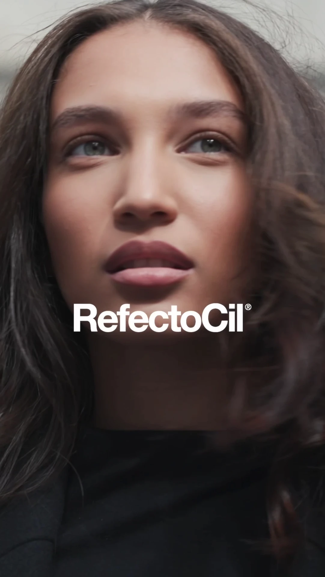 Portret oficial RefectoCil al unui model brunet
